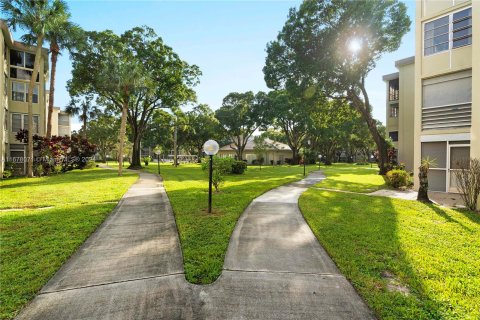 Condo in Lauderdale Lakes, Florida, 1 bedroom  № 1404257 - photo 9