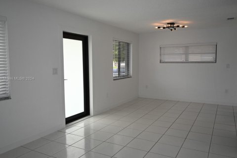 House in Miami, Florida 3 bedrooms, 231.14 sq.m. № 1397027 - photo 2