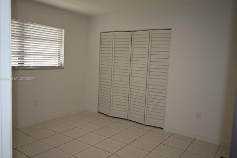 House in Miami, Florida 3 bedrooms, 231.14 sq.m. № 1397027 - photo 17