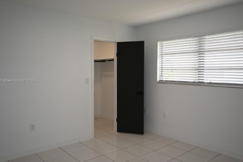 House in Miami, Florida 3 bedrooms, 231.14 sq.m. № 1397027 - photo 15