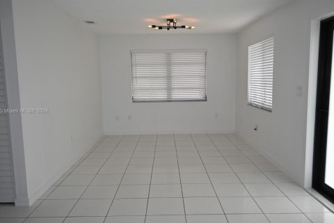 House in Miami, Florida 3 bedrooms, 231.14 sq.m. № 1397027 - photo 3