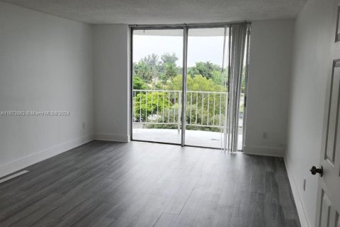 Condo in Miami, Florida, 1 bedroom  № 1397028 - photo 1