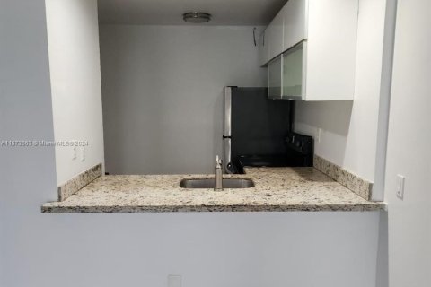 Condo in Miami, Florida, 1 bedroom  № 1397028 - photo 4