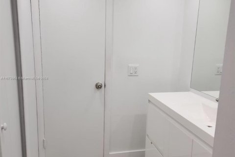 Condo in Miami, Florida, 1 bedroom  № 1397028 - photo 6