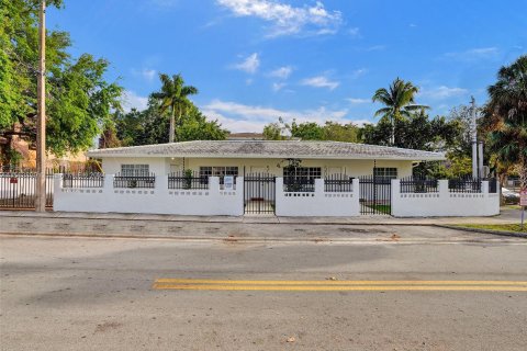 Immobilier commercial à vendre à Miami, Floride: 199.93 m2 № 1099240 - photo 2