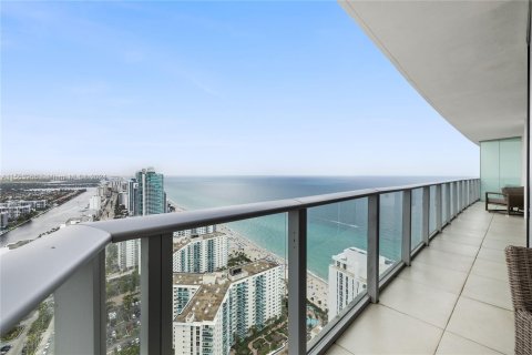 Condominio en venta en Hollywood, Florida, 1 dormitorio, 80.73 m2 № 1074302 - foto 1