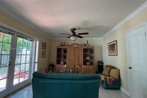 House in Miami, Florida 3 bedrooms, 180.14 sq.m. № 1231956 - photo 11