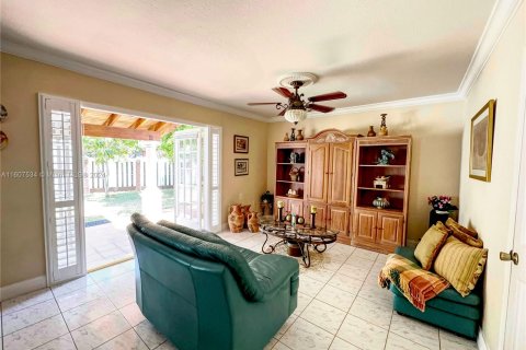 House in Miami, Florida 3 bedrooms, 180.14 sq.m. № 1231956 - photo 12