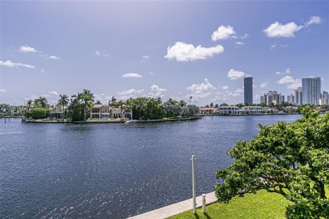 Touwnhouse à vendre à Aventura, Floride: 3 chambres, 255.02 m2 № 1231958 - photo 1