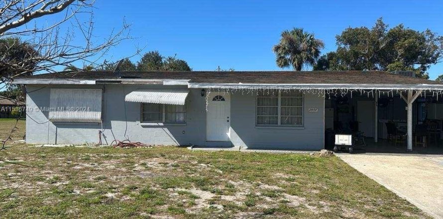 House in Lehigh Acres, Florida 4 bedrooms № 1030846