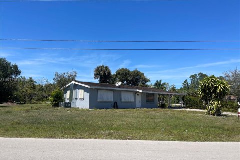 House in Lehigh Acres, Florida 4 bedrooms № 1030846 - photo 5