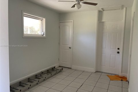 House in Lehigh Acres, Florida 4 bedrooms № 1030846 - photo 9