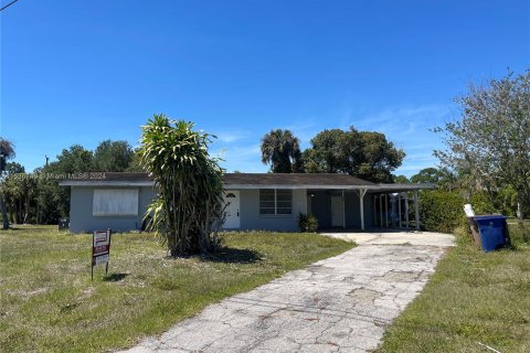 House in Lehigh Acres, Florida 4 bedrooms № 1030846 - photo 3