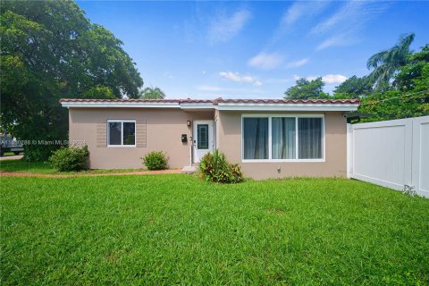 House in Hallandale Beach, Florida 3 bedrooms, 91.97 sq.m. № 1348615 - photo 1