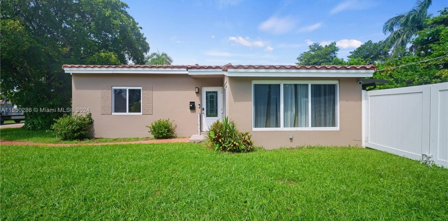 House in Hallandale Beach, Florida 3 bedrooms, 91.97 sq.m. № 1348615