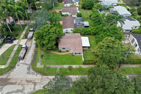 House in Hallandale Beach, Florida 3 bedrooms, 91.97 sq.m. № 1348615 - photo 25