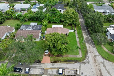 House in Hallandale Beach, Florida 3 bedrooms, 91.97 sq.m. № 1348615 - photo 27