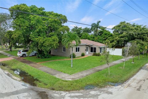 House in Hallandale Beach, Florida 3 bedrooms, 91.97 sq.m. № 1348615 - photo 4