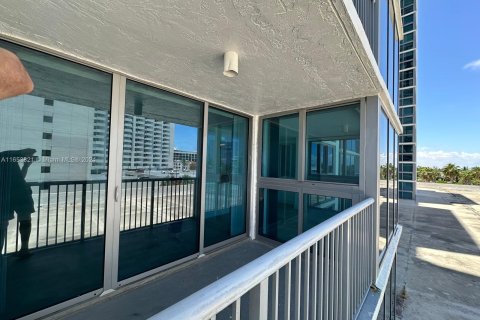 Condo in Miami Beach, Florida, 2 bedrooms  № 1348586 - photo 30