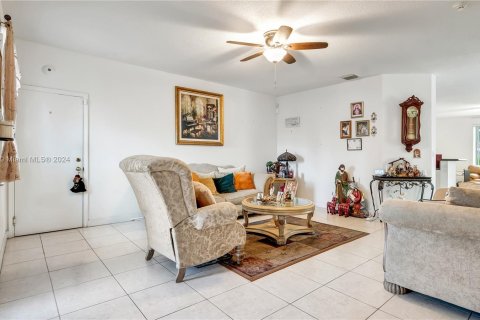 Casa en venta en Hialeah, Florida, 4 dormitorios, 175.59 m2 № 1330911 - foto 14