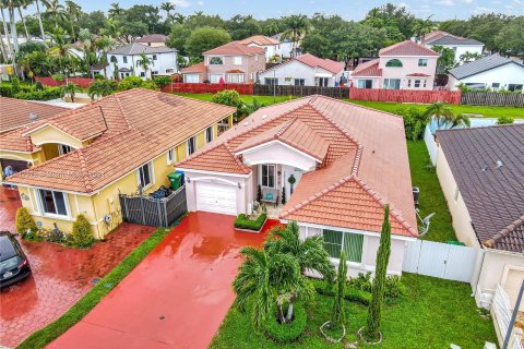 Casa en venta en Hialeah, Florida, 4 dormitorios, 175.59 m2 № 1330911 - foto 4