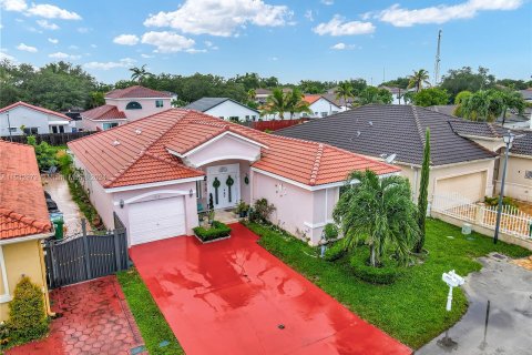 House in Hialeah, Florida 4 bedrooms, 175.59 sq.m. № 1330911 - photo 2