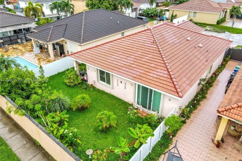 Casa en venta en Hialeah, Florida, 4 dormitorios, 175.59 m2 № 1330911 - foto 5