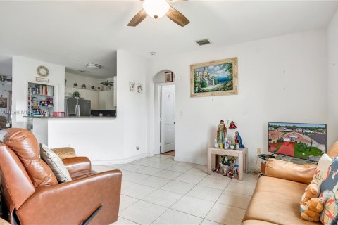 Casa en venta en Hialeah, Florida, 4 dormitorios, 175.59 m2 № 1330911 - foto 26