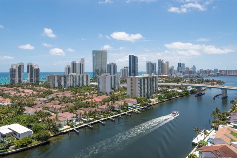 Condo in Aventura, Florida, 2 bedrooms  № 1216904 - photo 1