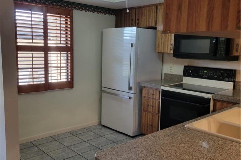 Condo in Zephyrhills, Florida, 2 bedrooms  № 1258010 - photo 4