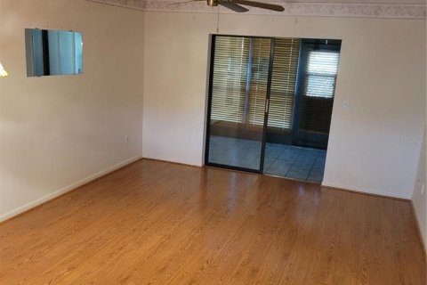 Condo in Zephyrhills, Florida, 2 bedrooms  № 1258010 - photo 16