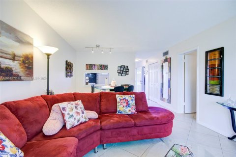 Condo in Palm Springs, Florida, 1 bedroom  № 1071111 - photo 2