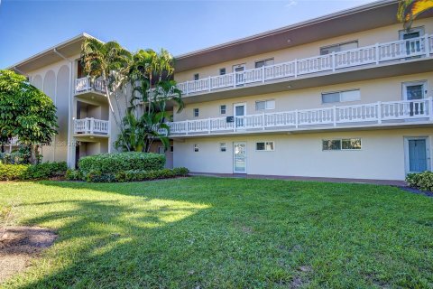 Condo in Palm Springs, Florida, 1 bedroom  № 1071111 - photo 7