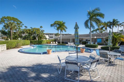 Condo in Palm Springs, Florida, 1 bedroom  № 1071111 - photo 27