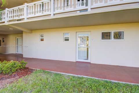 Condo in Palm Springs, Florida, 1 bedroom  № 1071111 - photo 8