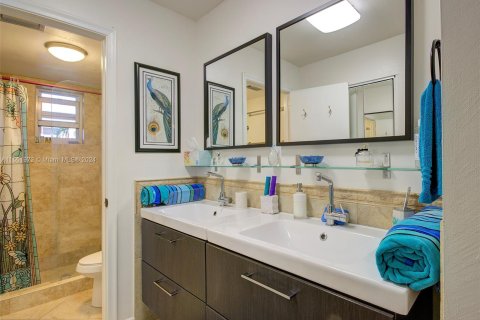 Condo in Palm Springs, Florida, 1 bedroom  № 1071111 - photo 15