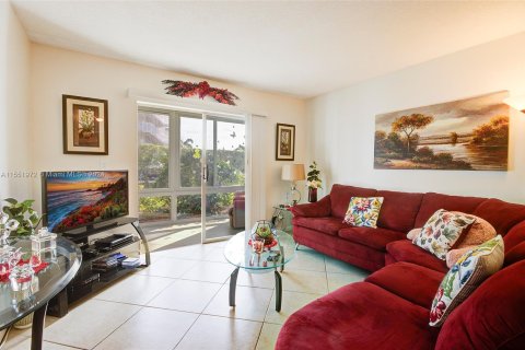 Condo in Palm Springs, Florida, 1 bedroom  № 1071111 - photo 1