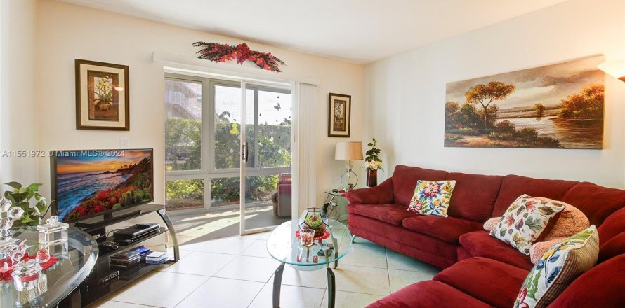 Condo in Palm Springs, Florida, 1 bedroom  № 1071111