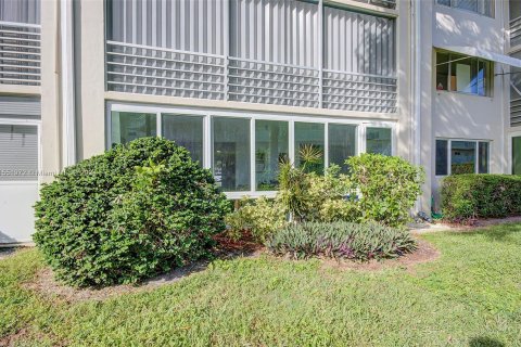 Condo in Palm Springs, Florida, 1 bedroom  № 1071111 - photo 20