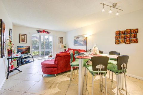 Condo in Palm Springs, Florida, 1 bedroom  № 1071111 - photo 3