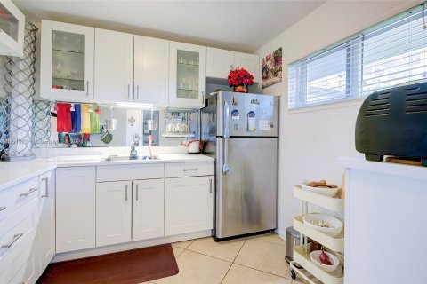 Condo in Palm Springs, Florida, 1 bedroom  № 1071111 - photo 9