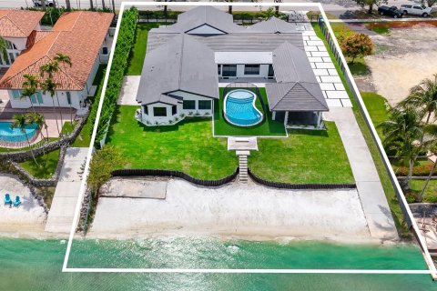 Villa ou maison à vendre à Miami, Floride: 6 chambres, 457.45 m2 № 1075546 - photo 17