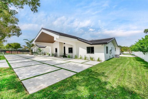 Villa ou maison à vendre à Miami, Floride: 6 chambres, 457.45 m2 № 1075546 - photo 3