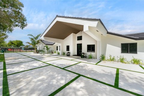 Villa ou maison à vendre à Miami, Floride: 6 chambres, 457.45 m2 № 1075546 - photo 2