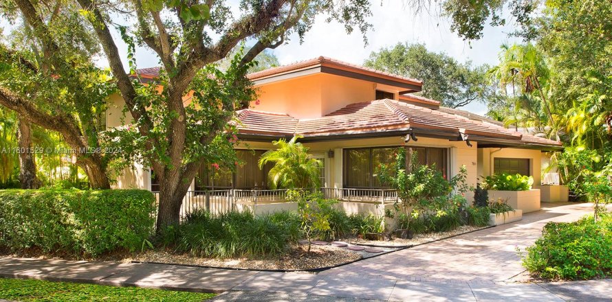 House in Coral Gables, Florida 4 bedrooms, 290.04 sq.m. № 1216962