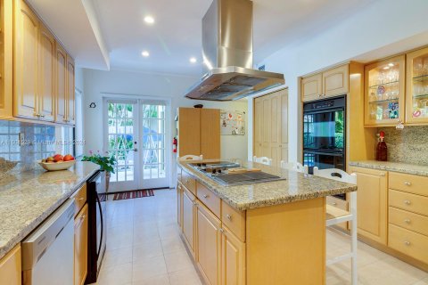 House in Coral Gables, Florida 4 bedrooms, 290.04 sq.m. № 1216962 - photo 12