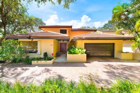 House in Coral Gables, Florida 4 bedrooms, 290.04 sq.m. № 1216962 - photo 3