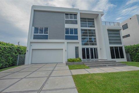 House in Sunny Isles Beach, Florida 4 bedrooms, 598.48 sq.m. № 1281193 - photo 1