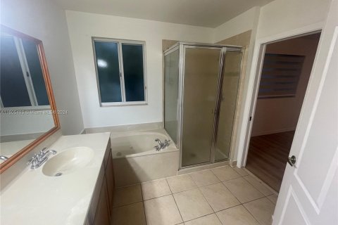 Condo in Miami Gardens, Florida, 4 bedrooms  № 1226545 - photo 12