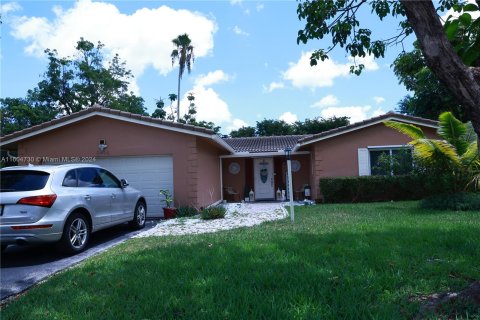 House in Coral Springs, Florida 3 bedrooms, 157.28 sq.m. № 1228164 - photo 2